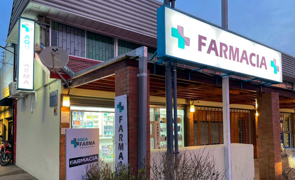 fotografiá de fachada farmacia aquafarma