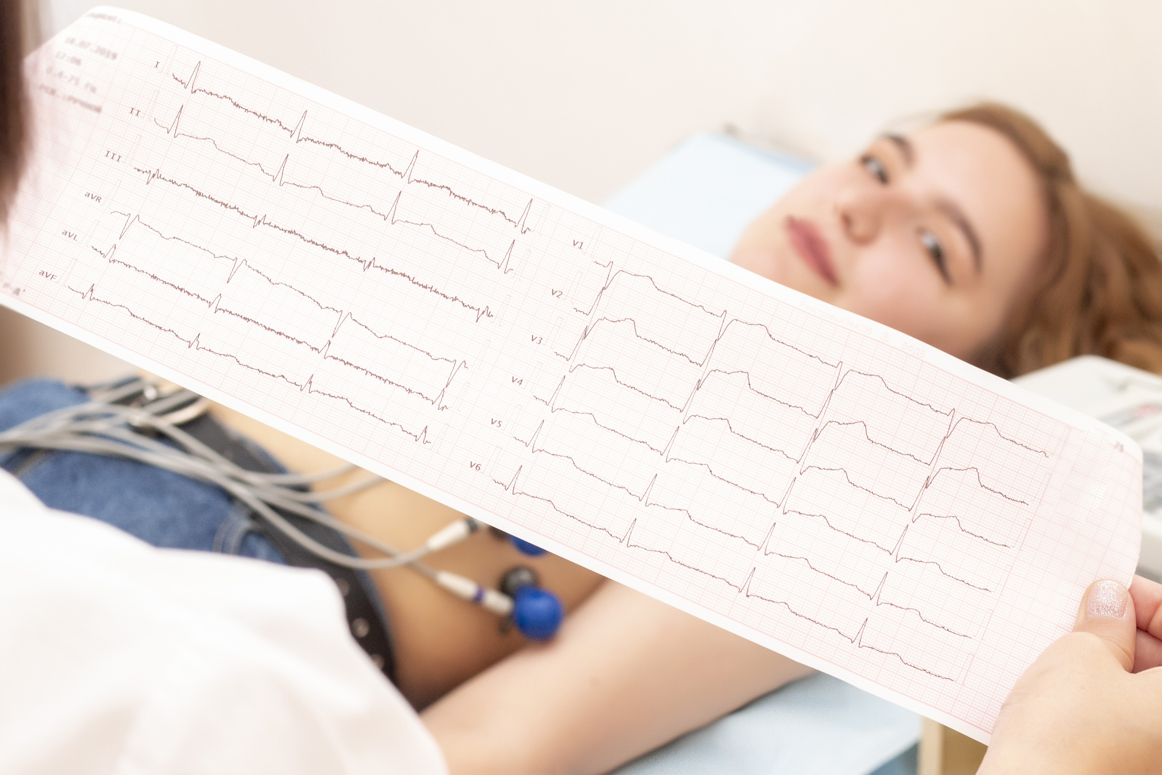 Cardiólogo realizando un electrocardiograma