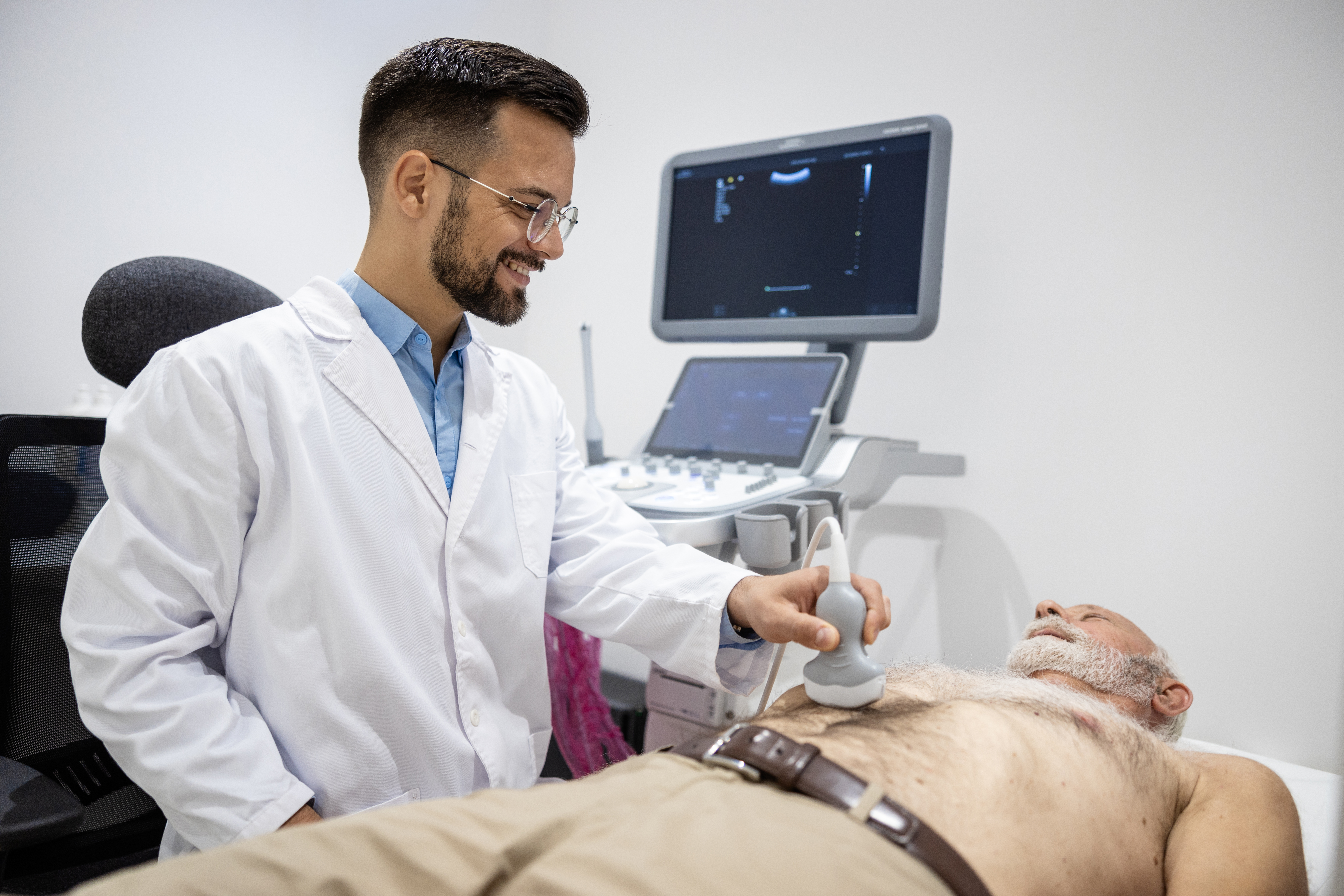 Profesional realizando un ecocardiograma