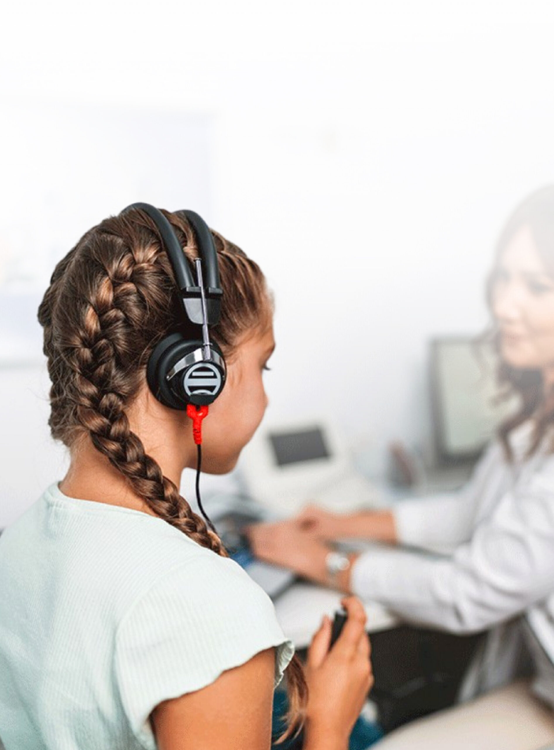 Niña durante una evaluación auditiva infantil
