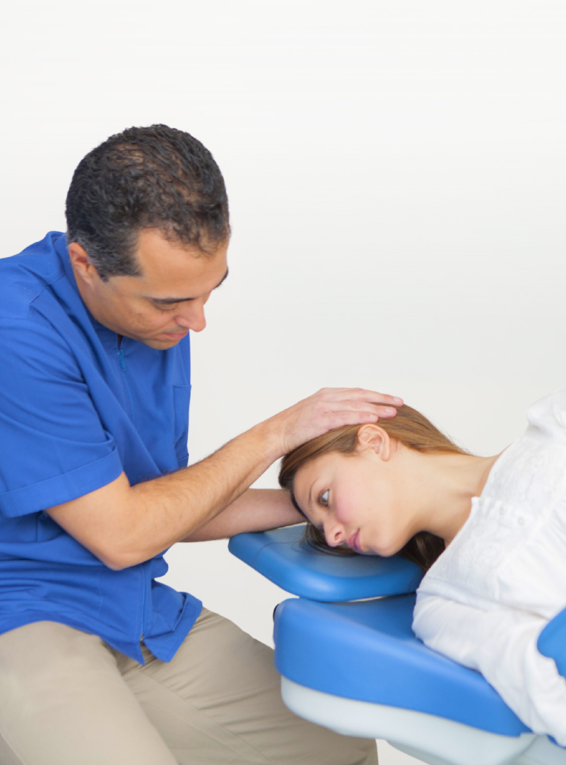 Profesional realizando una maniobra de reposición vestibular