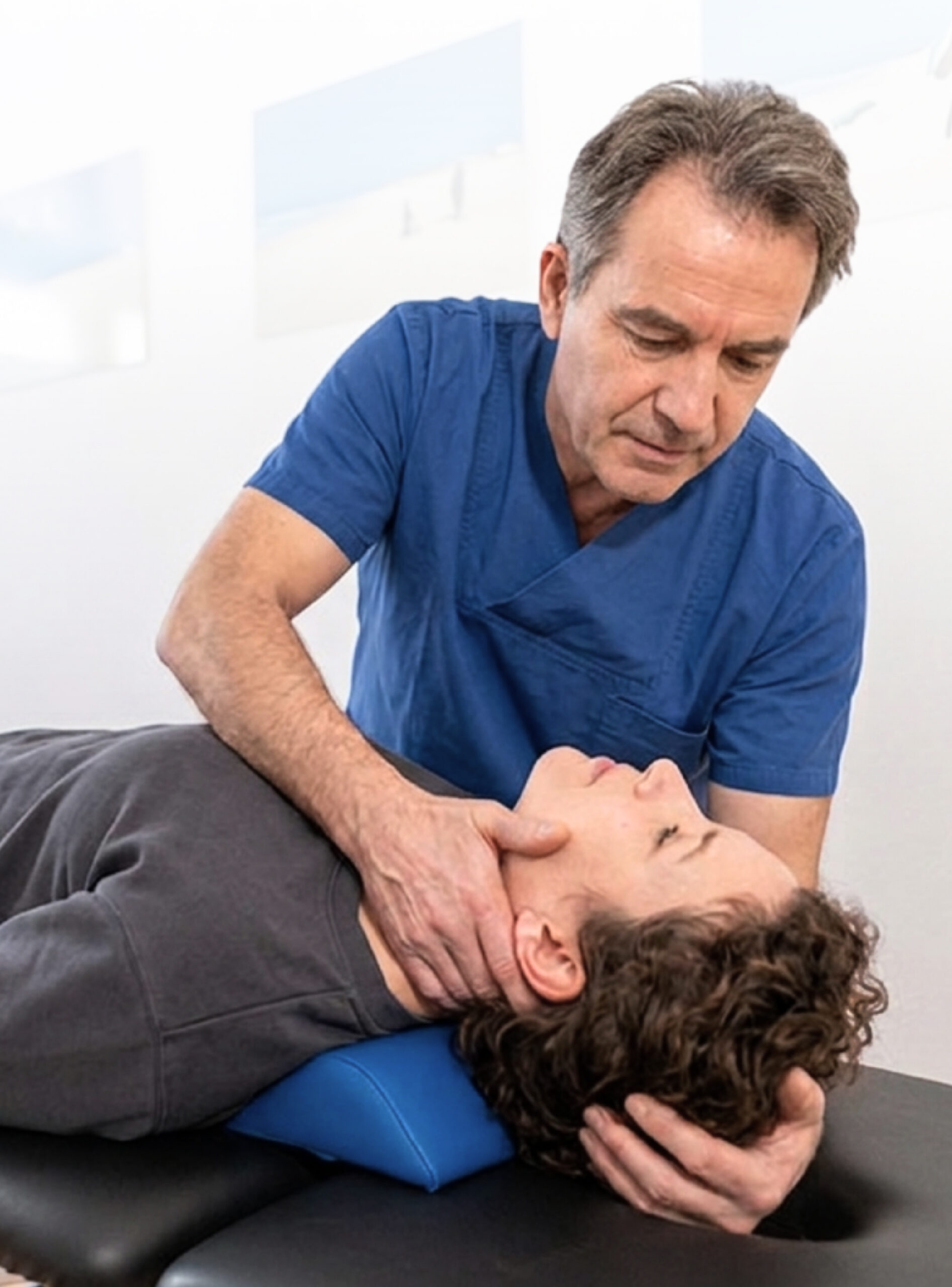 Paciente realizando rehabilitación vestibular